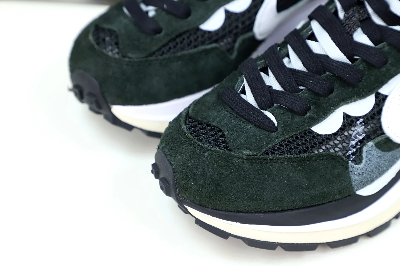 WellDesigned Kimikick SACAI X VAPORWAFFLE 'BLACK WHITE' 3528