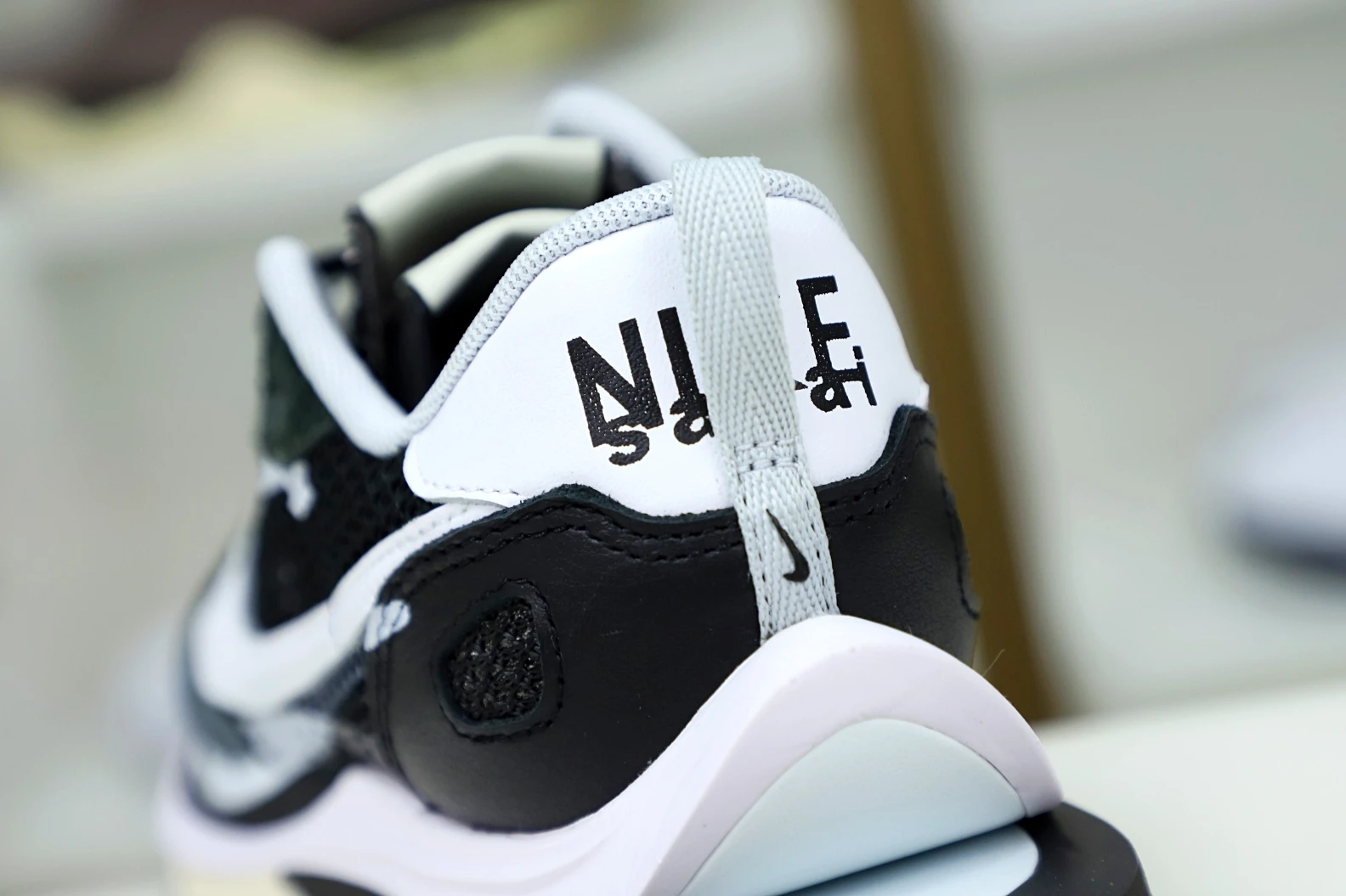 WellDesigned Kimikick SACAI X VAPORWAFFLE 'BLACK WHITE' 3528