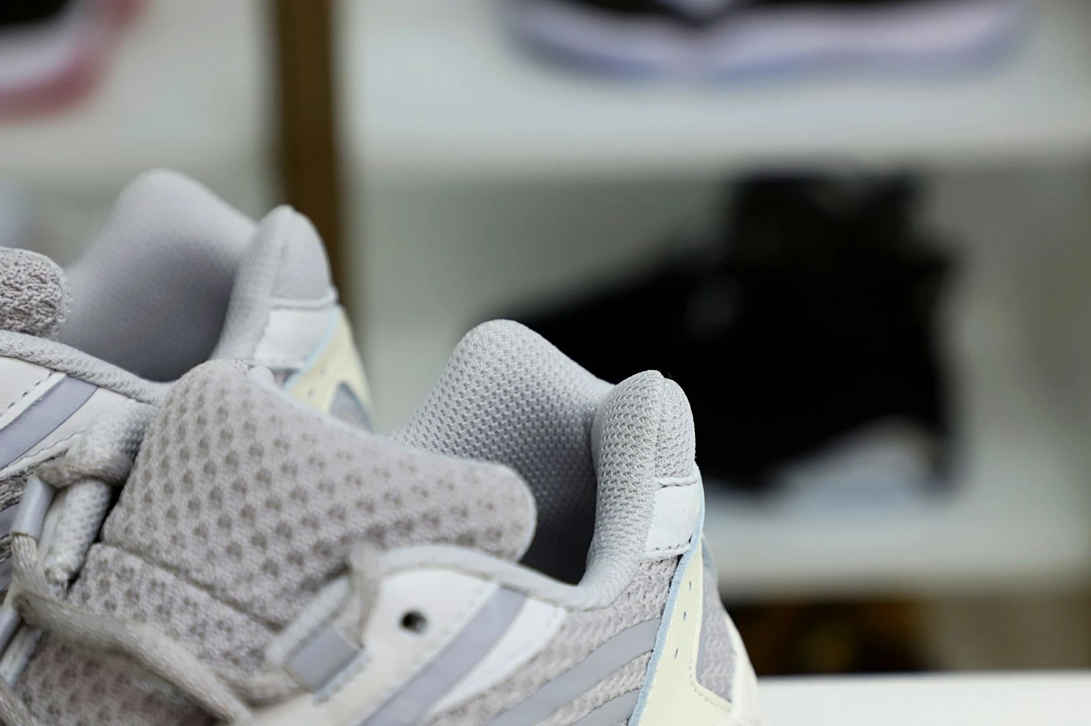 WellDesigned Kimikick YEEZY BOOST 700 V2 'CREAM' 40