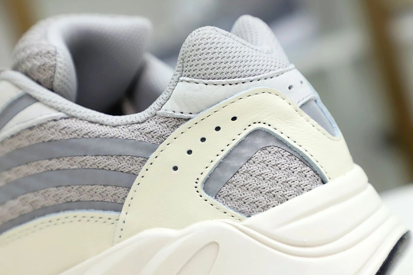 WellDesigned Kimikick YEEZY BOOST 700 V2 'CREAM' 40