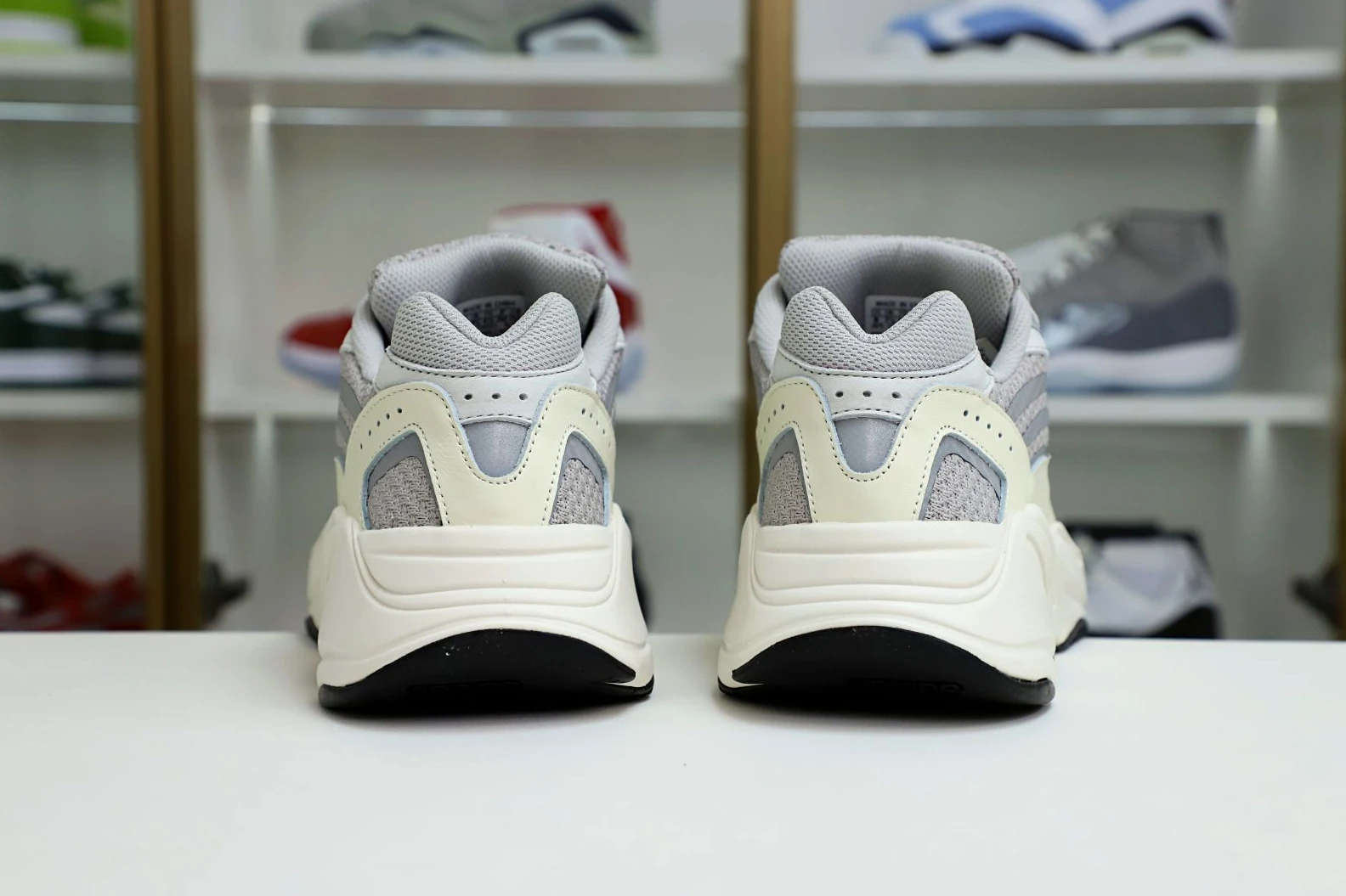 WellDesigned Kimikick YEEZY BOOST 700 V2 'CREAM' 40