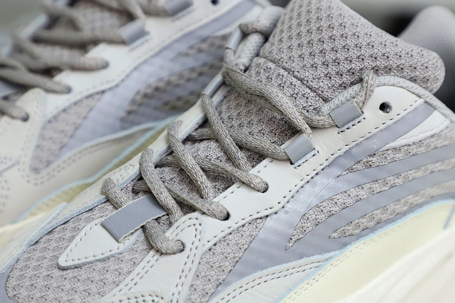 WellDesigned Kimikick YEEZY BOOST 700 V2 'CREAM' 40
