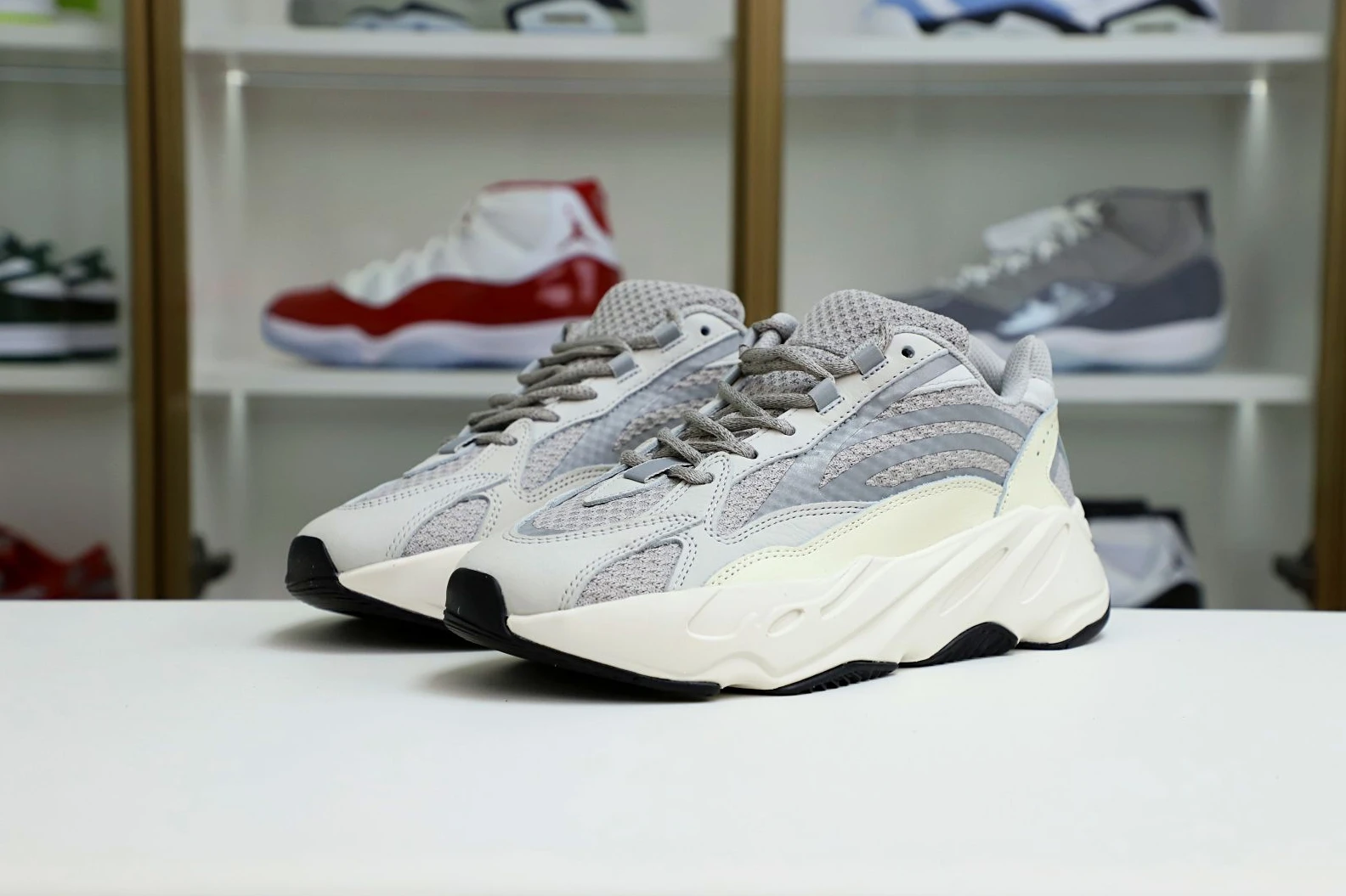 WellDesigned Kimikick YEEZY BOOST 700 V2 'CREAM' 40