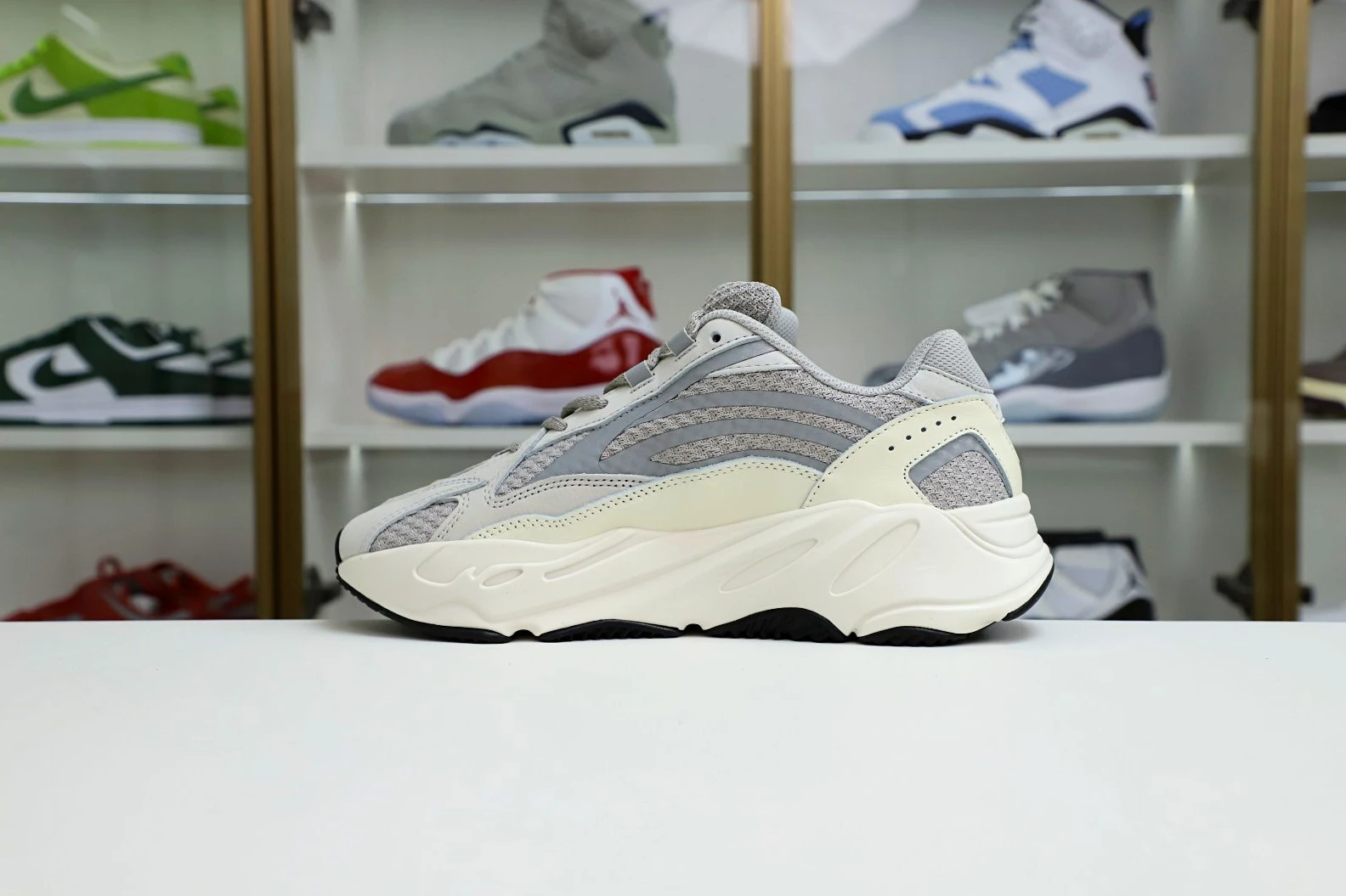 WellDesigned Kimikick YEEZY BOOST 700 V2 'CREAM' 40