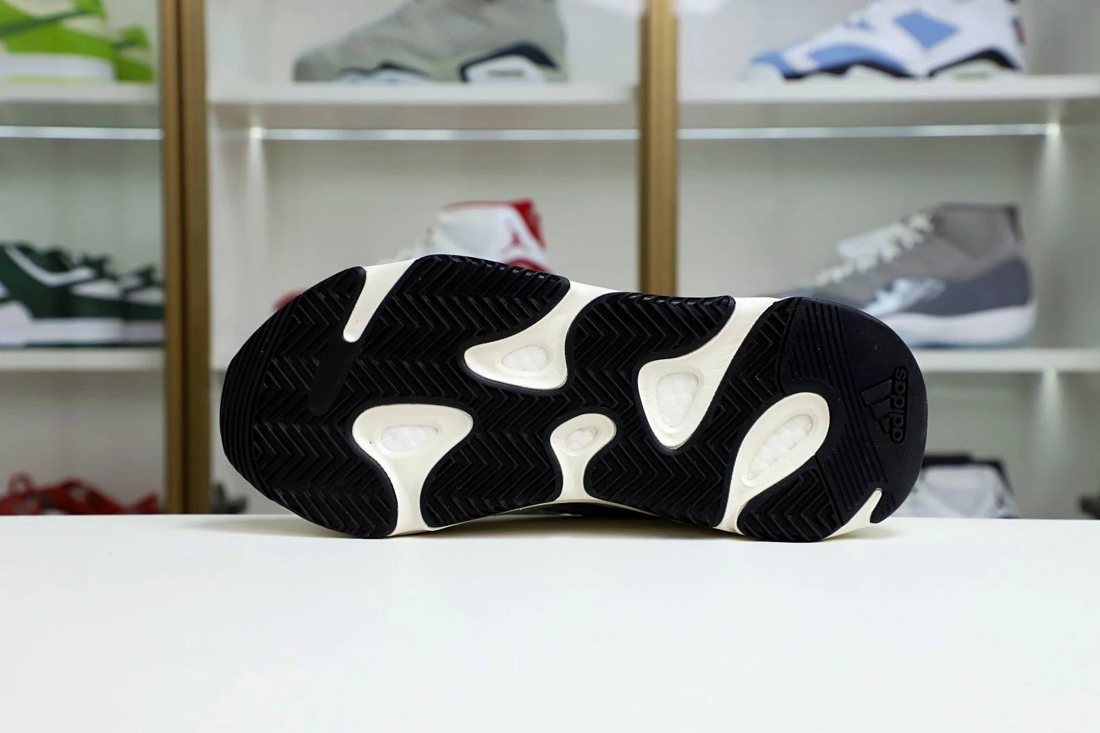 WellDesigned Kimikick YEEZY BOOST 700 V2 'CREAM' 40