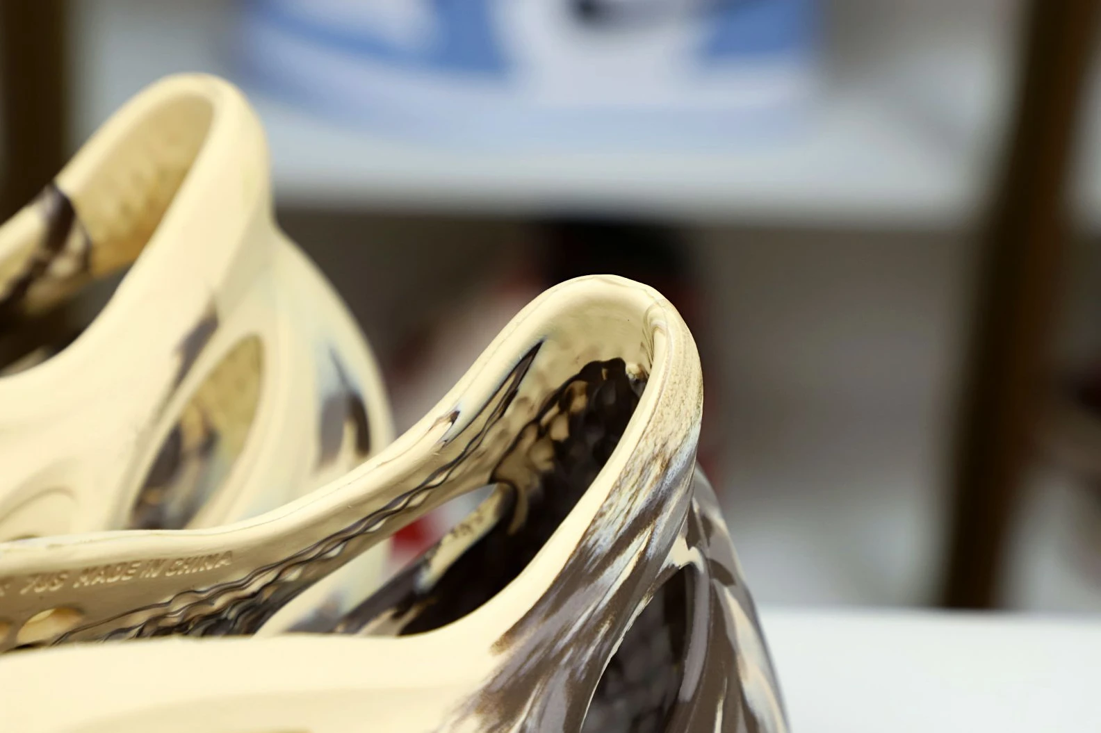 WellDesigned Kimikick YEEZY FOAM RUNNER 'MX CREAM CLAY' 43
