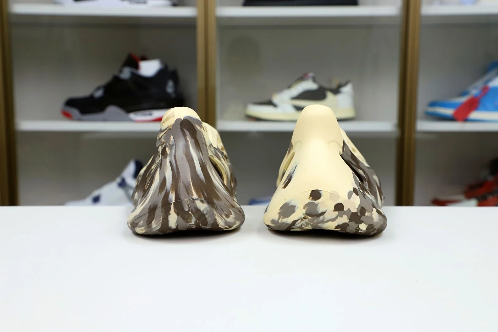 WellDesigned Kimikick YEEZY FOAM RUNNER 'MX CREAM CLAY' 43