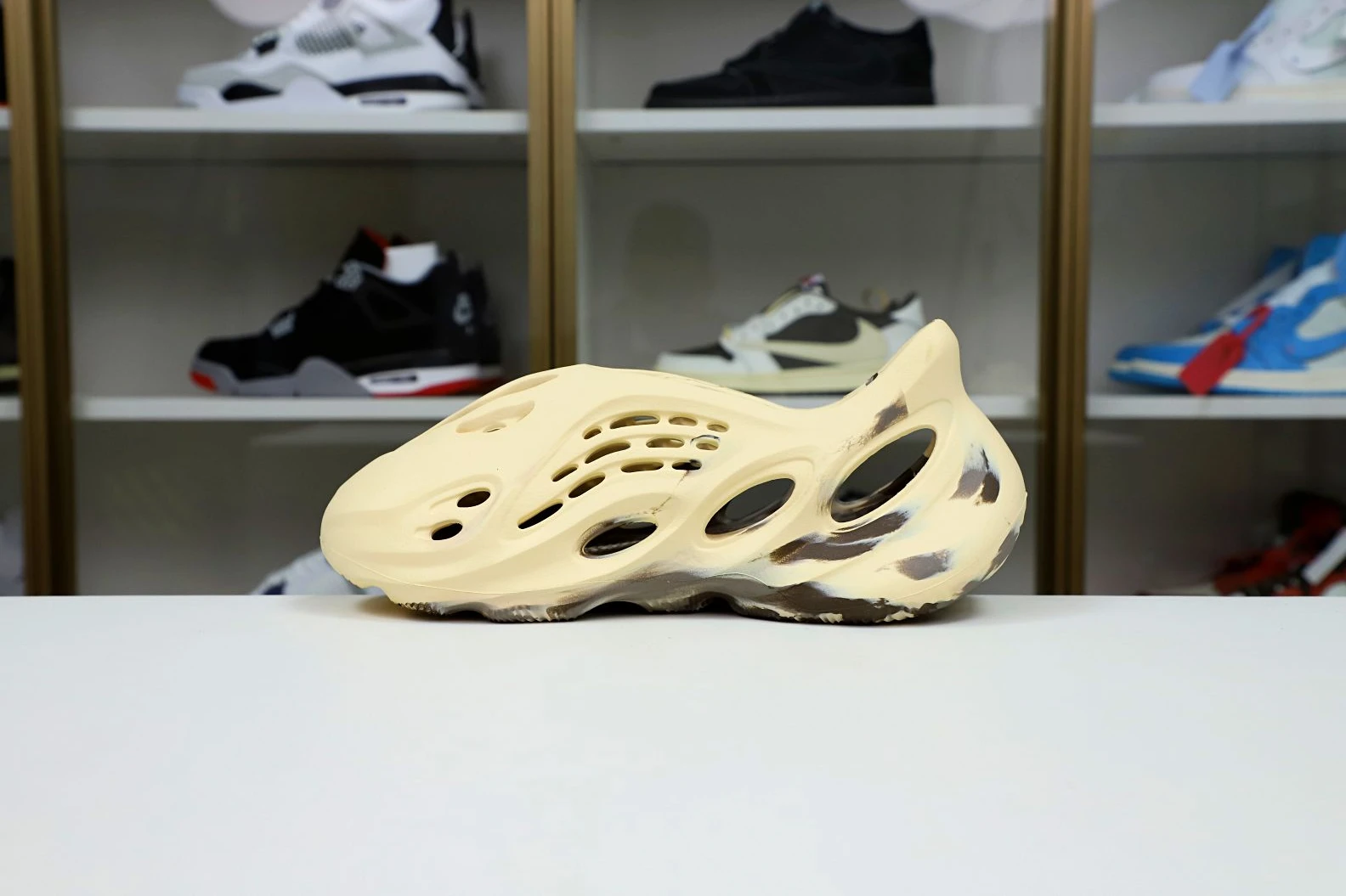WellDesigned Kimikick YEEZY FOAM RUNNER 'MX CREAM CLAY' 43