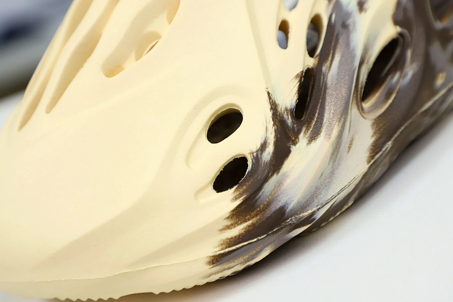 WellDesigned Kimikick YEEZY FOAM RUNNER 'MX CREAM CLAY' 43