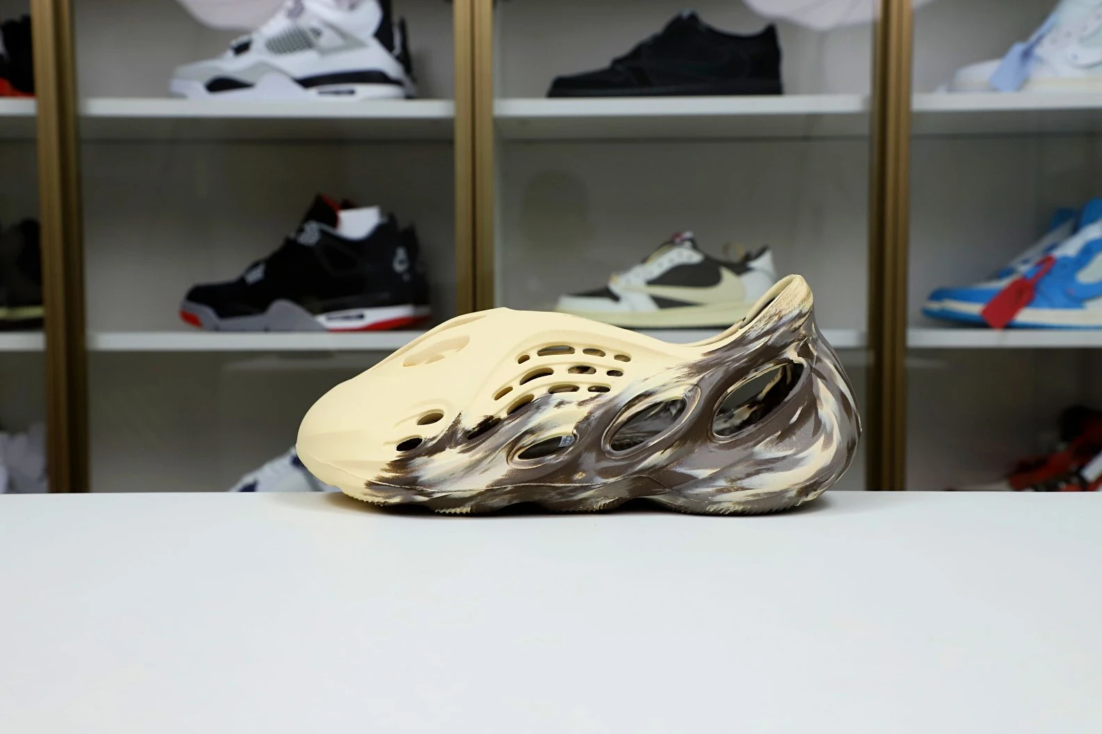 WellDesigned Kimikick YEEZY FOAM RUNNER 'MX CREAM CLAY' 43