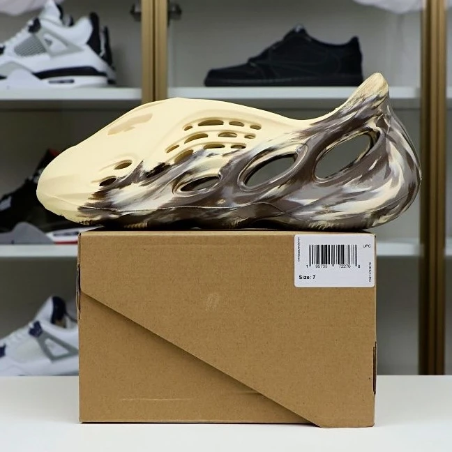 WellDesigned Kimikick YEEZY FOAM RUNNER 'MX CREAM CLAY' 43