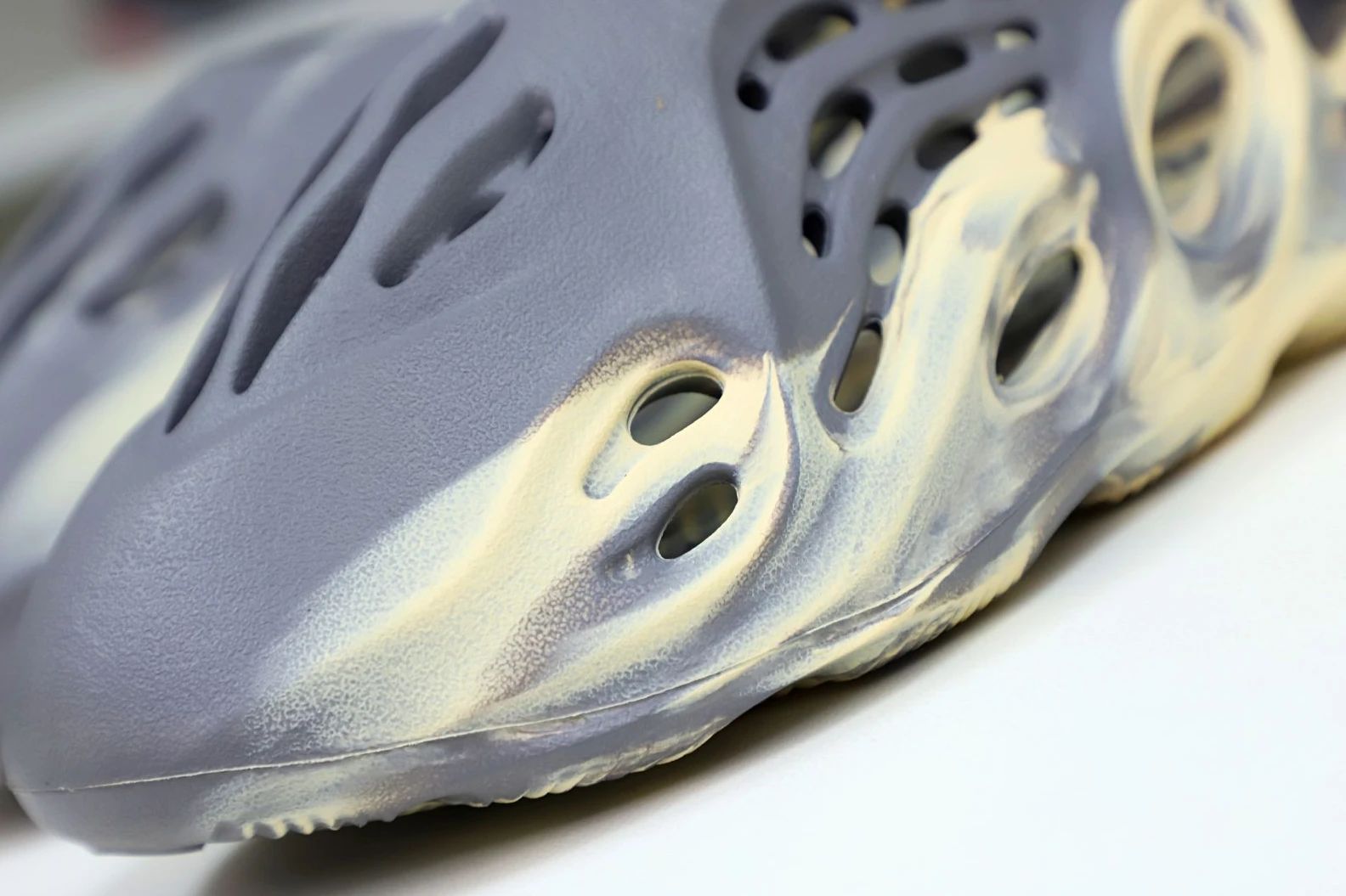 WellDesigned Kimikick YEEZY FOAM RUNNER 'MXT MOON GREY' 53