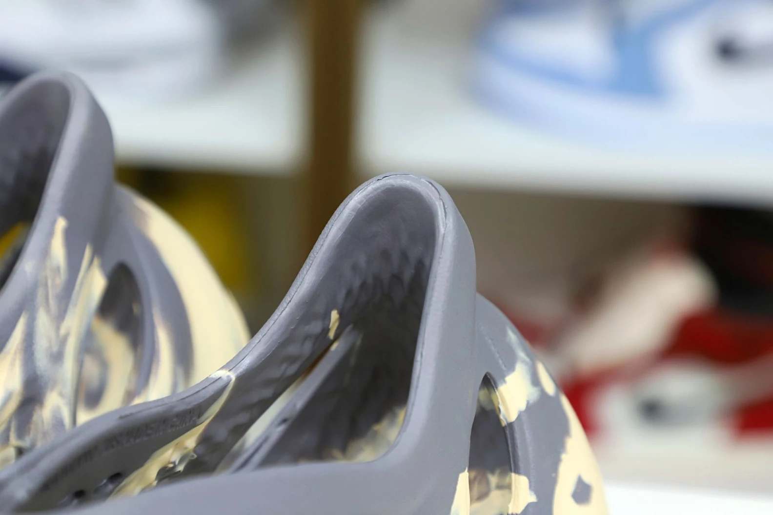 WellDesigned Kimikick YEEZY FOAM RUNNER 'MXT MOON GREY' 53