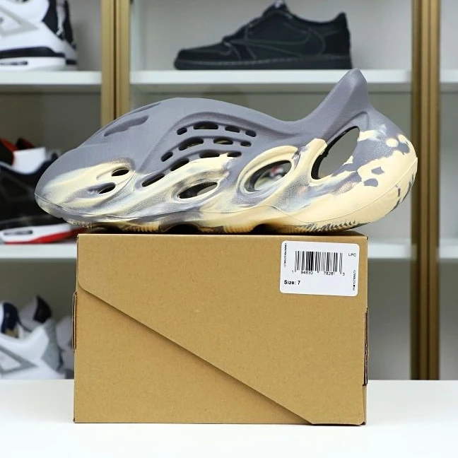 WellDesigned Kimikick YEEZY FOAM RUNNER 'MXT MOON GREY' 53