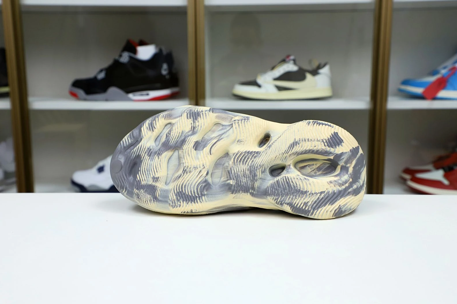 WellDesigned Kimikick YEEZY FOAM RUNNER 'MXT MOON GREY' 53