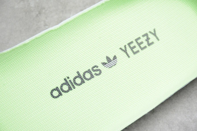 ad*s yeezy boost 350 v2 glow in the dark eg UrbanStyle 247