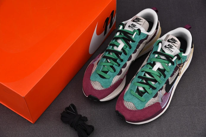 nike vaporwaffle sacai villain red neptune green dd3035- Fashionable 3306
