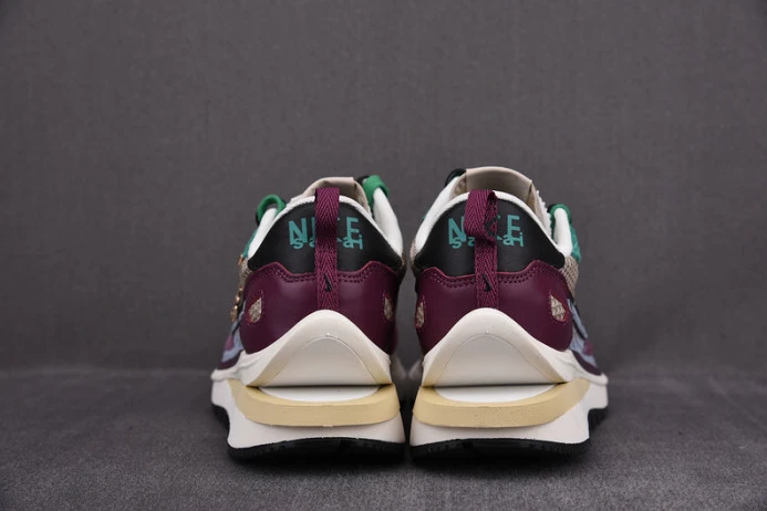 nike vaporwaffle sacai villain red neptune green dd3035- Fashionable 3306