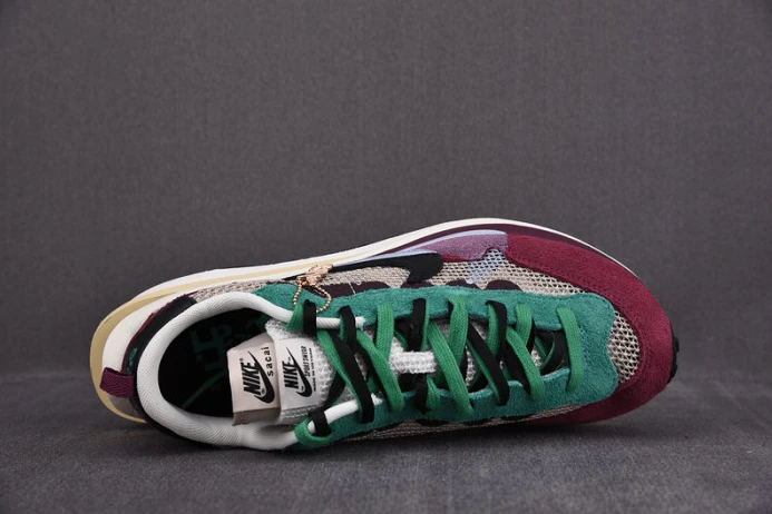 nike vaporwaffle sacai villain red neptune green dd3035- Fashionable 3306