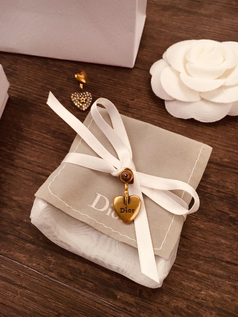 2021 New Christian Dior Embellished Paved Diamonds Heart-shaped Aged Brass Women Star Detail Stud Earrings