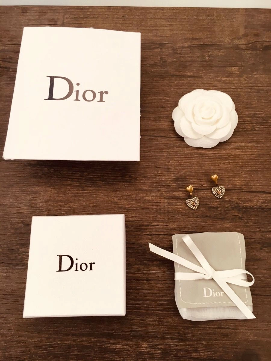 2021 New Christian Dior Embellished Paved Diamonds Heart-shaped Aged Brass Women Star Detail Stud Earrings