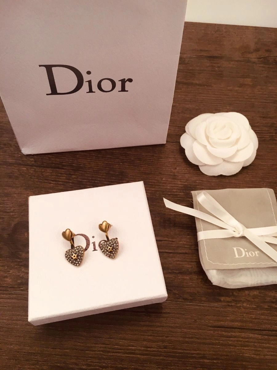 2021 New Christian Dior Embellished Paved Diamonds Heart-shaped Aged Brass Women Star Detail Stud Earrings