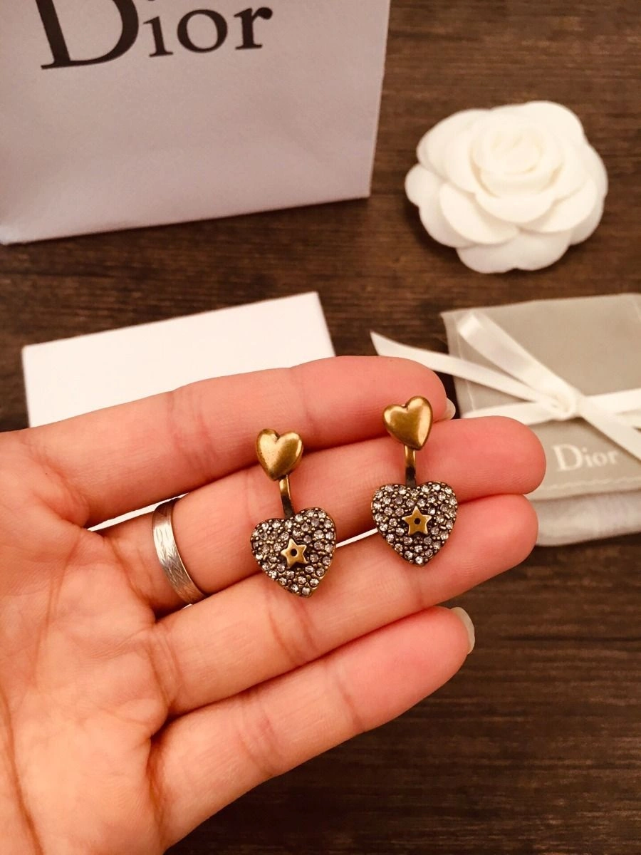 2021 New Christian Dior Embellished Paved Diamonds Heart-shaped Aged Brass Women Star Detail Stud Earrings
