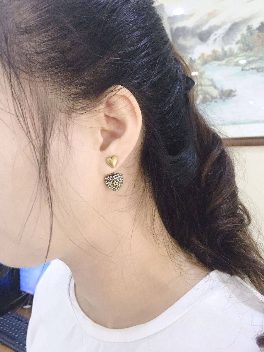 2021 New Christian Dior Embellished Paved Diamonds Heart-shaped Aged Brass Women Star Detail Stud Earrings