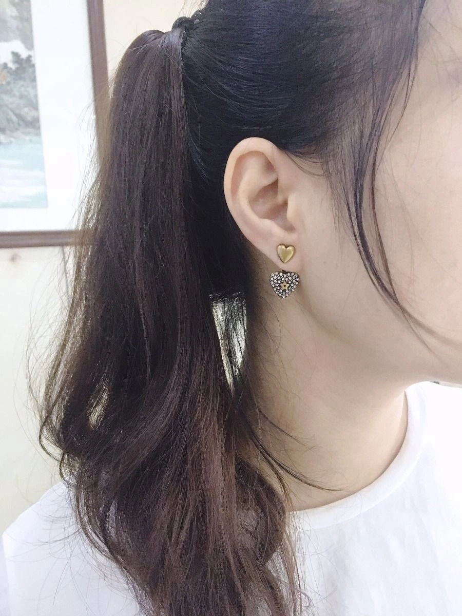 2021 New Christian Dior Embellished Paved Diamonds Heart-shaped Aged Brass Women Star Detail Stud Earrings