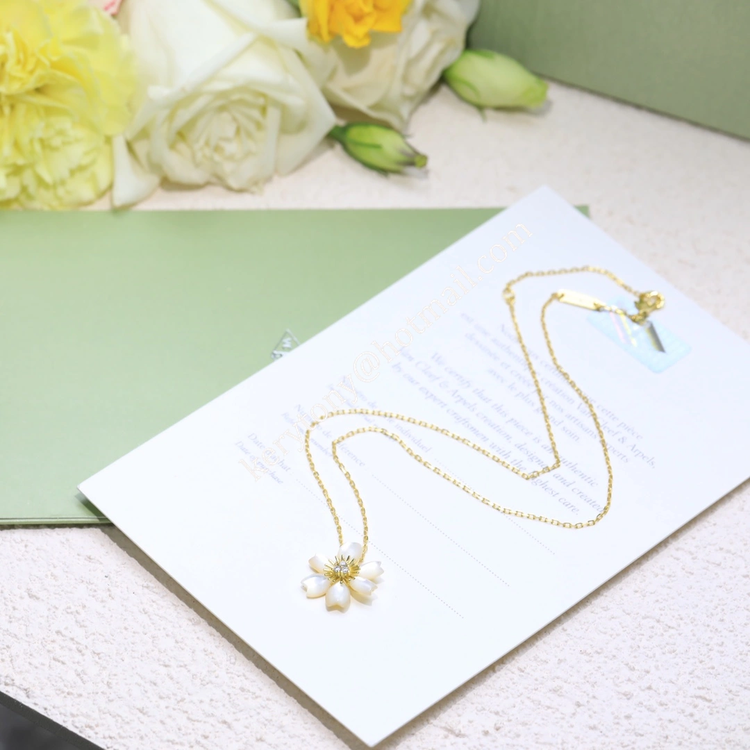 Cheap Van Cleef Arpels Rose de Noel Clip Pendant Yellow Gold With Diamond and Mother-of-pearl In Canada