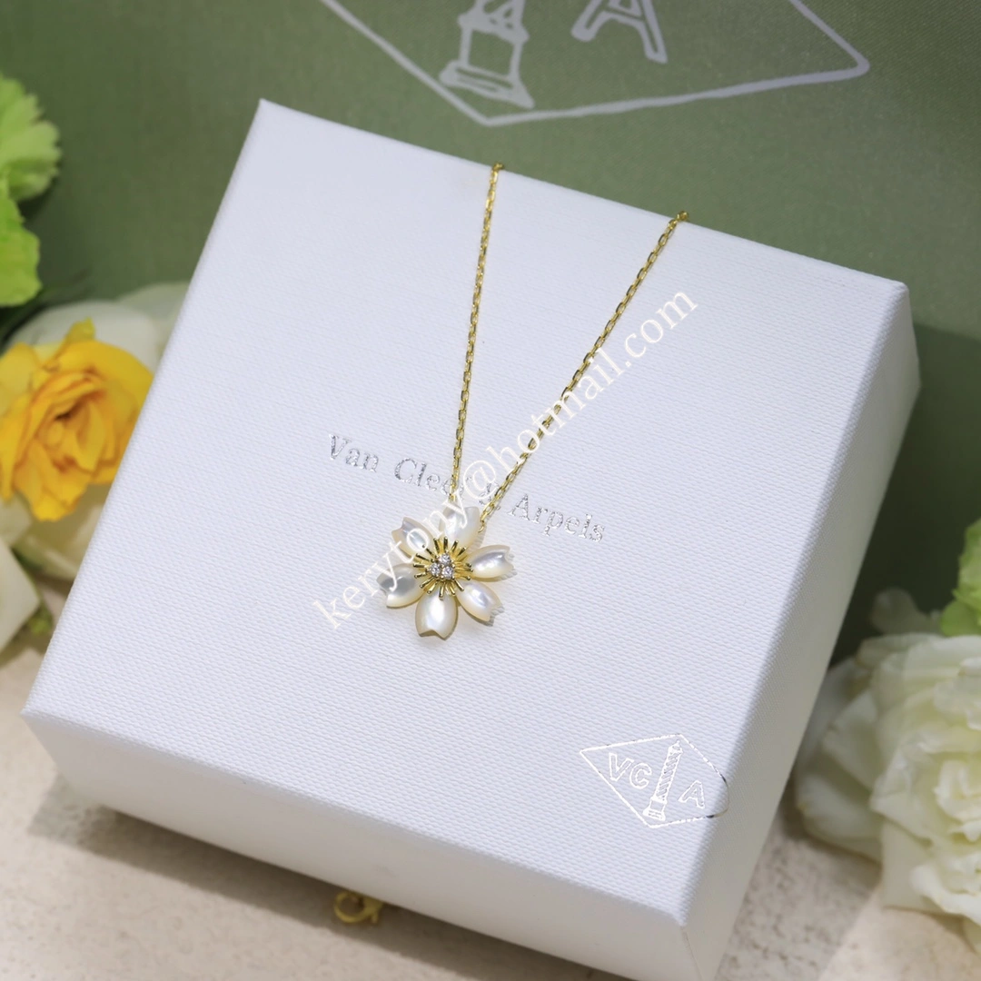 Cheap Van Cleef Arpels Rose de Noel Clip Pendant Yellow Gold With Diamond and Mother-of-pearl In Canada