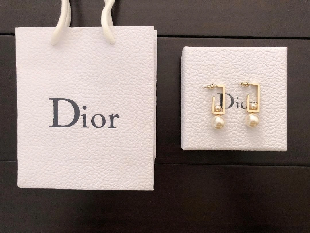 Christian Dior Simple Style Womens White Pearl Pendant Yellow Gold Rectangle Framed Earrings In Dubai