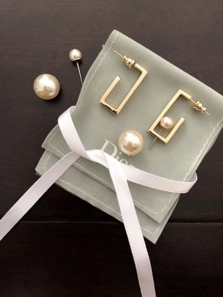 Christian Dior Simple Style Womens White Pearl Pendant Yellow Gold Rectangle Framed Earrings In Dubai