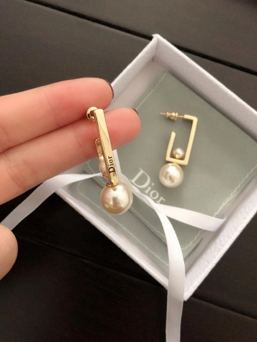 Christian Dior Simple Style Womens White Pearl Pendant Yellow Gold Rectangle Framed Earrings In Dubai