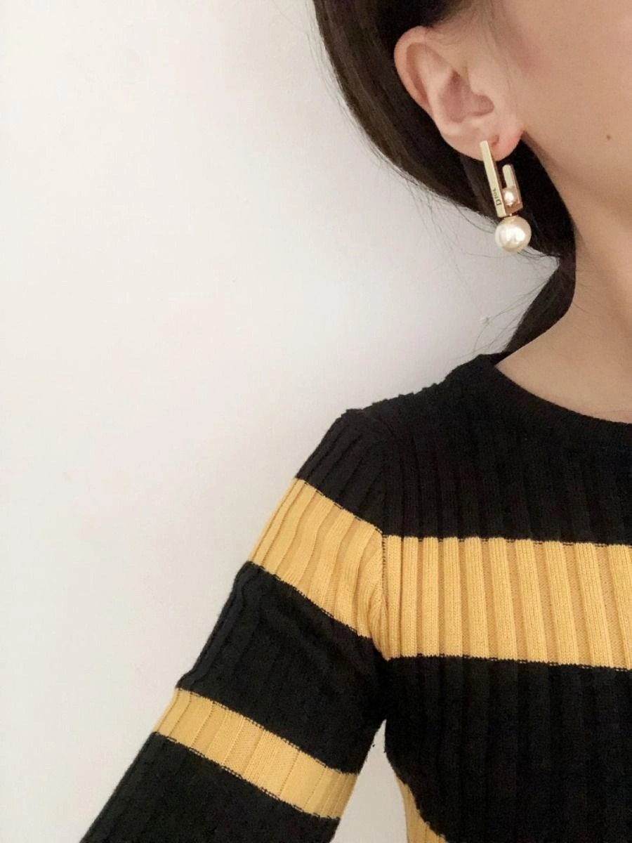 Christian Dior Simple Style Womens White Pearl Pendant Yellow Gold Rectangle Framed Earrings In Dubai