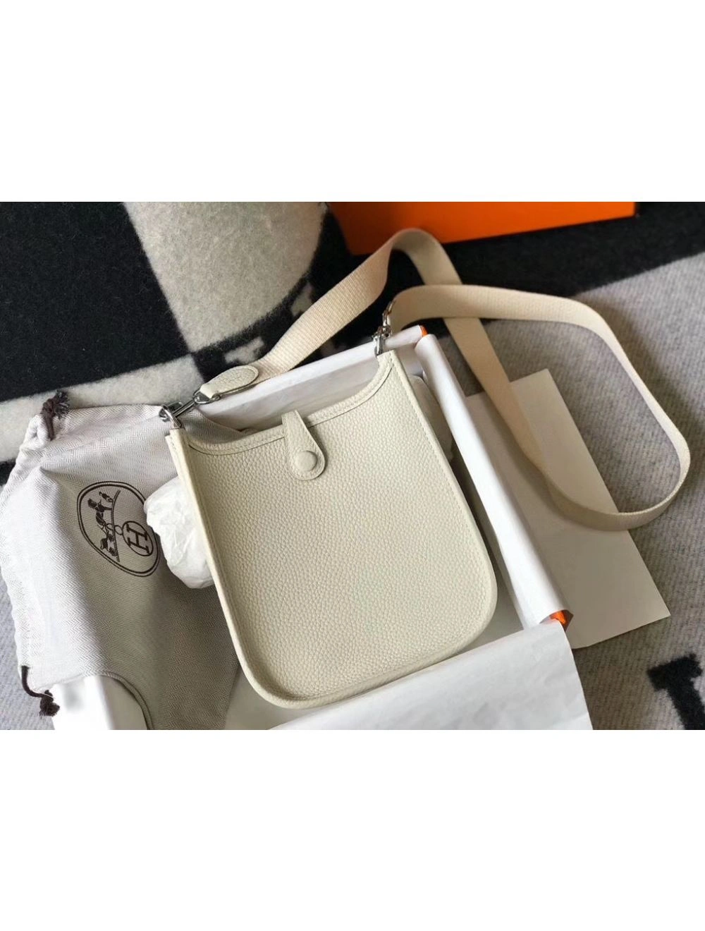 Hermes Evelyne III TPM Bag In beton Clemence Leather