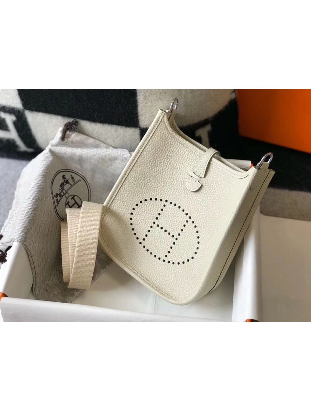 Hermes Evelyne III TPM Bag In beton Clemence Leather