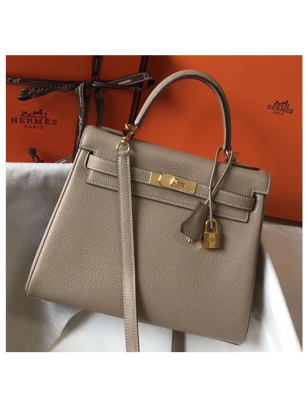 Hermes Kelly 28cm Bag In Gris Tourterelle Clemence Leather GHW