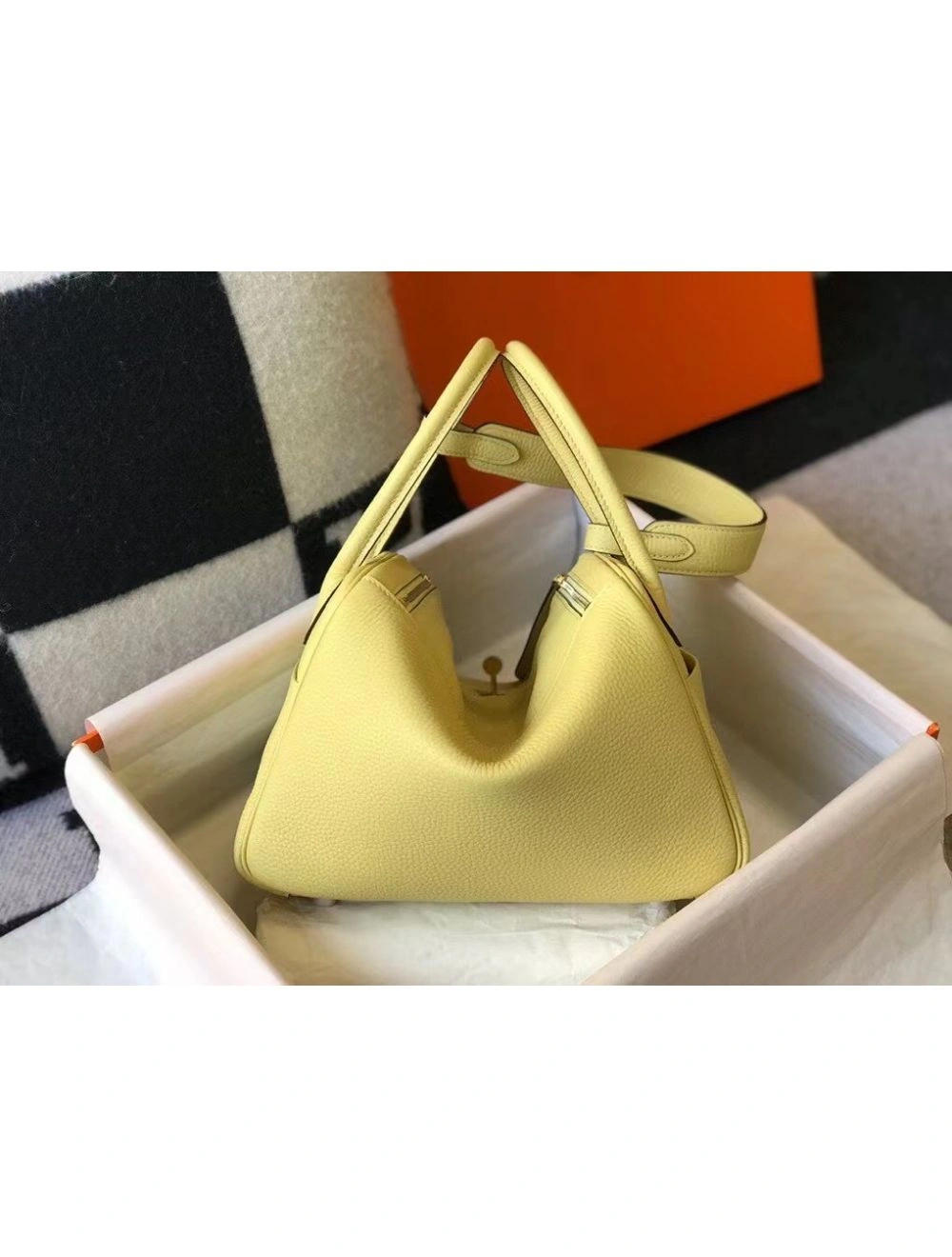 Hermes Lindy 26cm Bag In Jaune Poussin Clemence Leather GHW