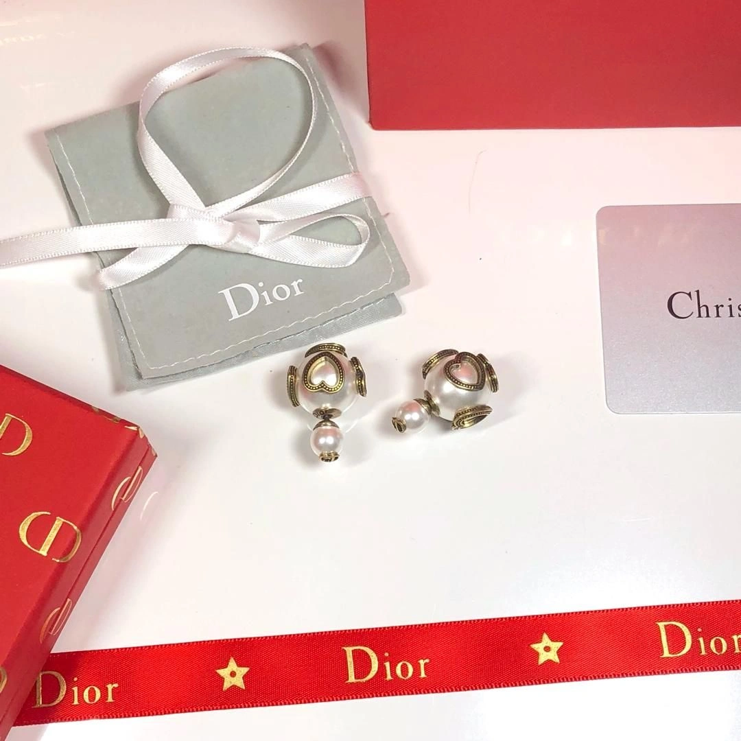 High End Christian Dior Tribales Asymmetric Brass Juicy Shaped Trimming White Pearl CD Stud Earrings Replica
