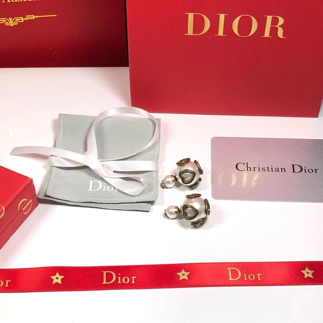 High End Christian Dior Tribales Asymmetric Brass Juicy Shaped Trimming White Pearl CD Stud Earrings Replica
