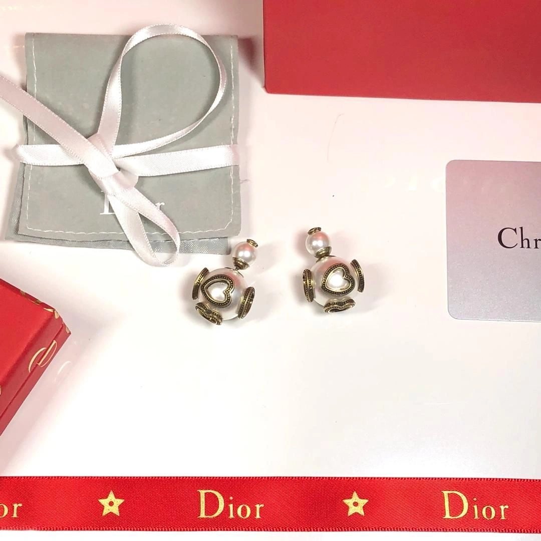 High End Christian Dior Tribales Asymmetric Brass Juicy Shaped Trimming White Pearl CD Stud Earrings Replica