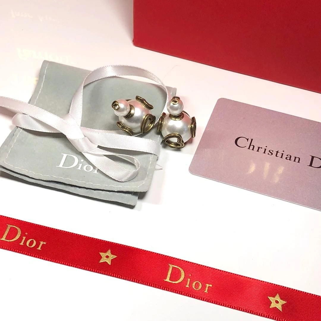 High End Christian Dior Tribales Asymmetric Brass Juicy Shaped Trimming White Pearl CD Stud Earrings Replica