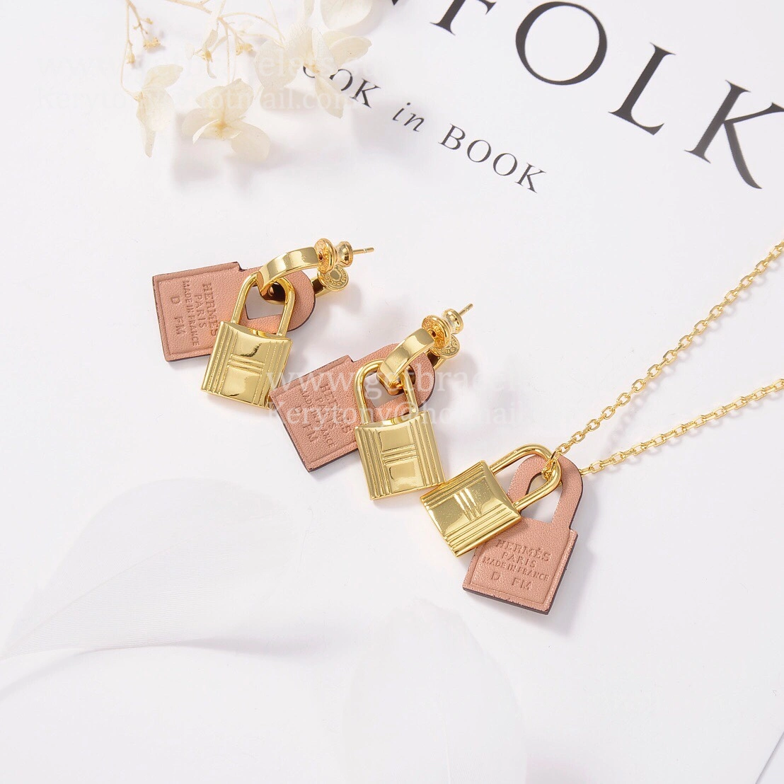 New Style Hermes O’Kelly Pendant in Swift Calfskin with Yellow Gold Plated