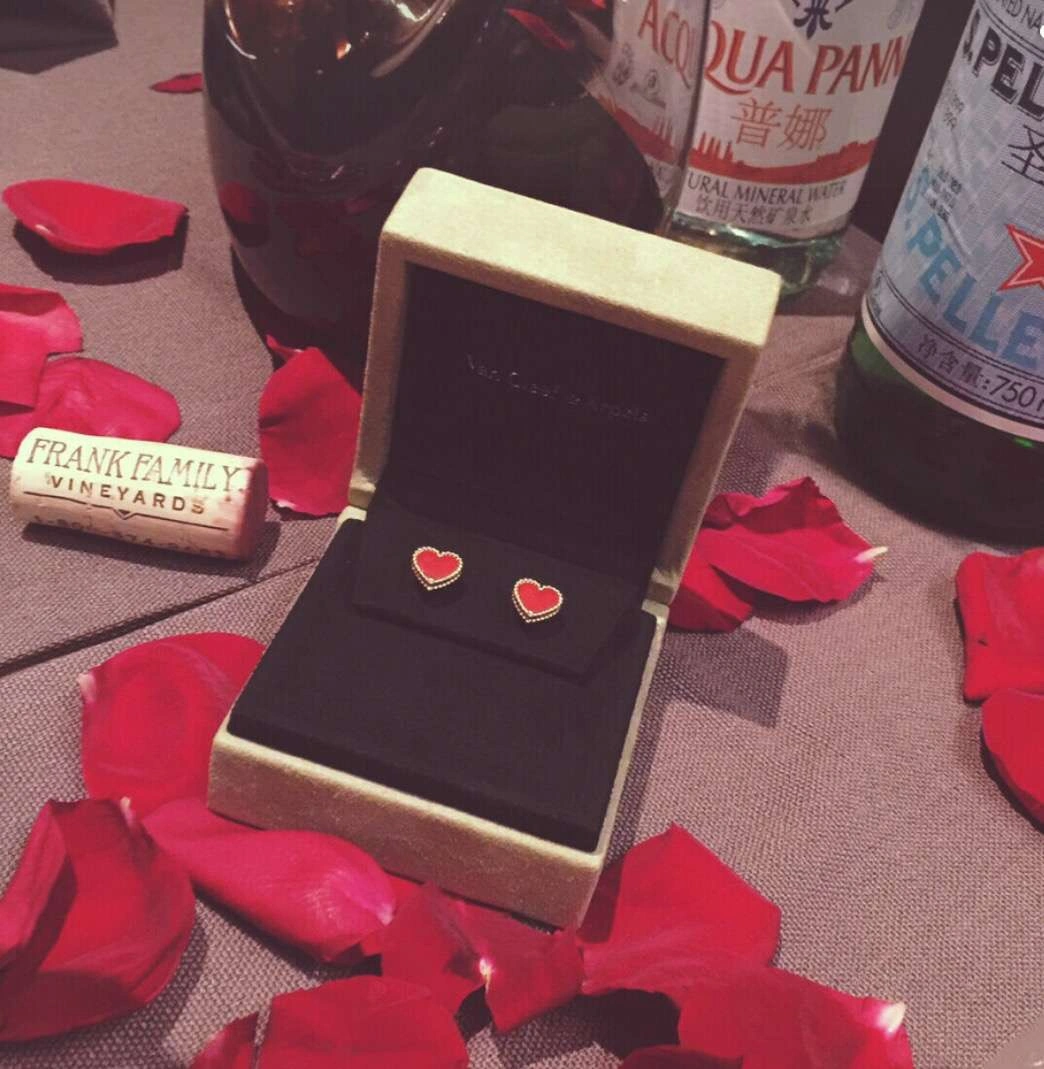 Van Cleef & Arpels Sweet Alhambra Heart Earring Pink Gold Carnelian