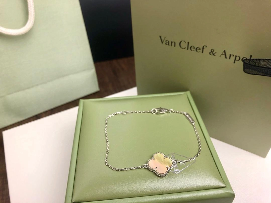 Van Cleef & Arpels Vintage Alhambra Bracelet Yellow Gold Mother-of-Pearl