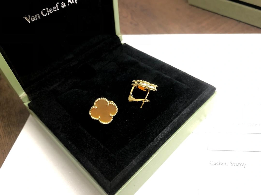 Van Cleef & Arpels Vintage Alhambra Earring Yellow Gold Mother-of-Pearl