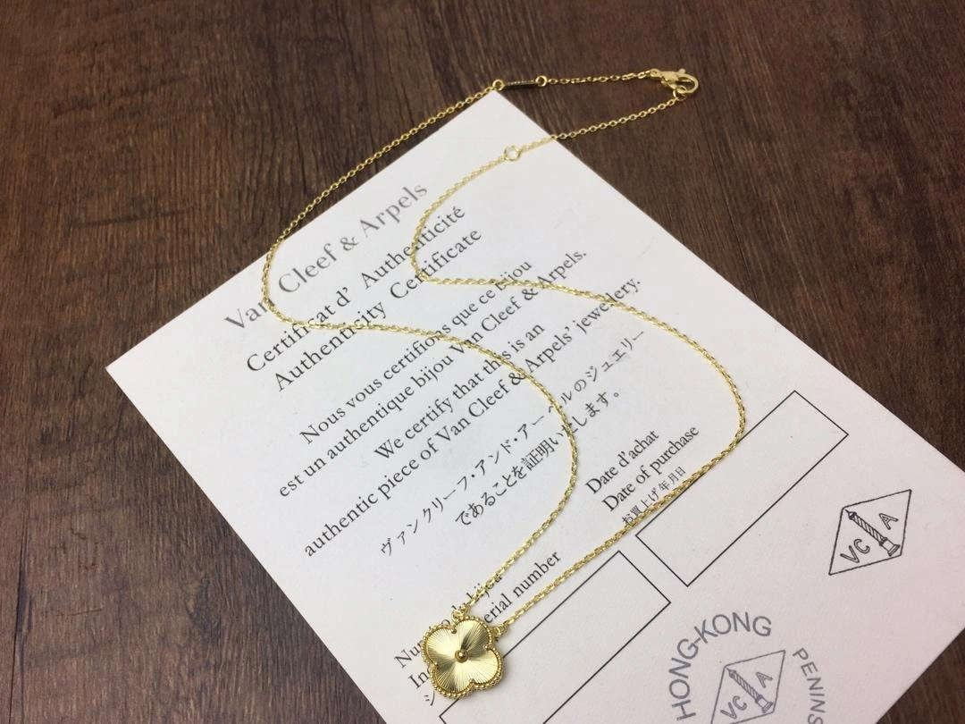 Van Cleef & Arpels Vintage Alhambra Long Necklace 1 Motifs Guilloche Yellow Gold