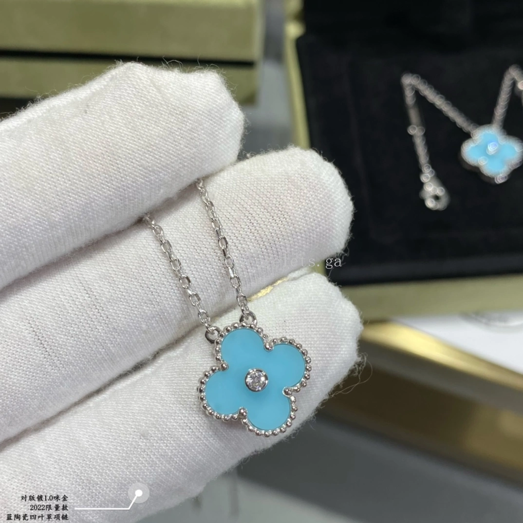 Van Cleef & Arpels Vintage Alhambra Pendant Turquoise and White Gold With Diamonds