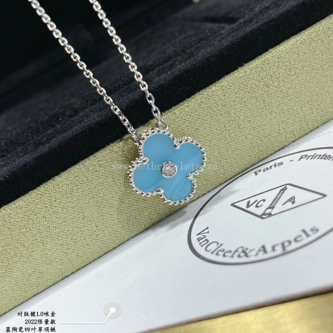 Van Cleef & Arpels Vintage Alhambra Pendant Turquoise and White Gold With Diamonds